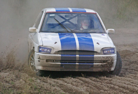 John Lønbo Nielsen fra Randers bruger hele banens bredde og lidt til i Speed Cross.